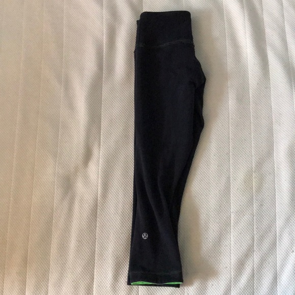 NWOT lululemon reversible cropped leggings - Picture 4 of 6